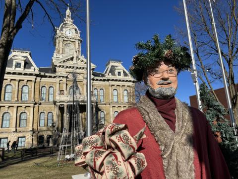  Father Christmas greets visitors in front of the courthouse in Cambridge.